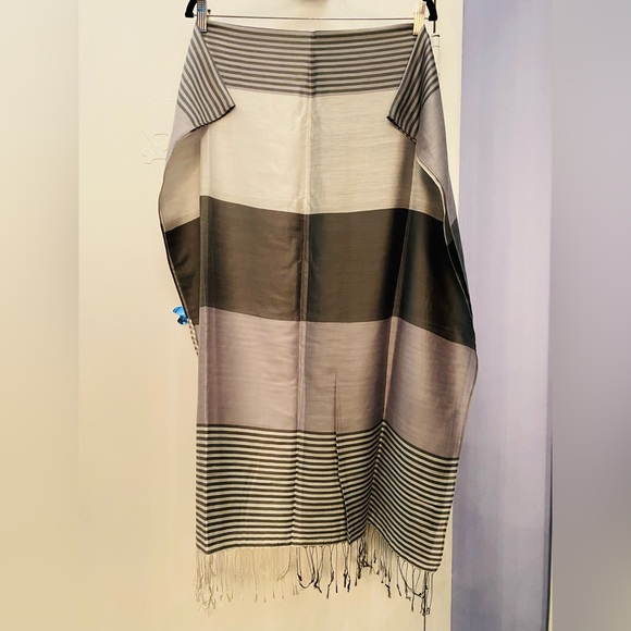 Silky grey striped pashmina 🩶 - Picture 1 of 4